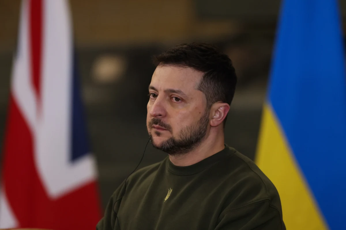 "Przyszedłem tu i stoję przed wami w imieniu odważnych, w imieniu naszych wojowników, którzy są teraz w okopach pod ostrzałem artylerii wroga, w imieniu naszych lotników i każdego obrońcy nieba, który chroni Ukrainę przed wrogimi samolotami i rakietami" - mówił prezydent Ukrainy Wołodymyr Zełenski, zwracając się w Londynie do obu izb brytyjskiego parlamentu. "Wiemy, że wolność zwycięży. Wiemy, że Rosja przegra. Naprawdę wiemy, że zwycięstwo zmieni świat i będzie to zmiana, której świat od dawna potrzebował" - przekonywał. 