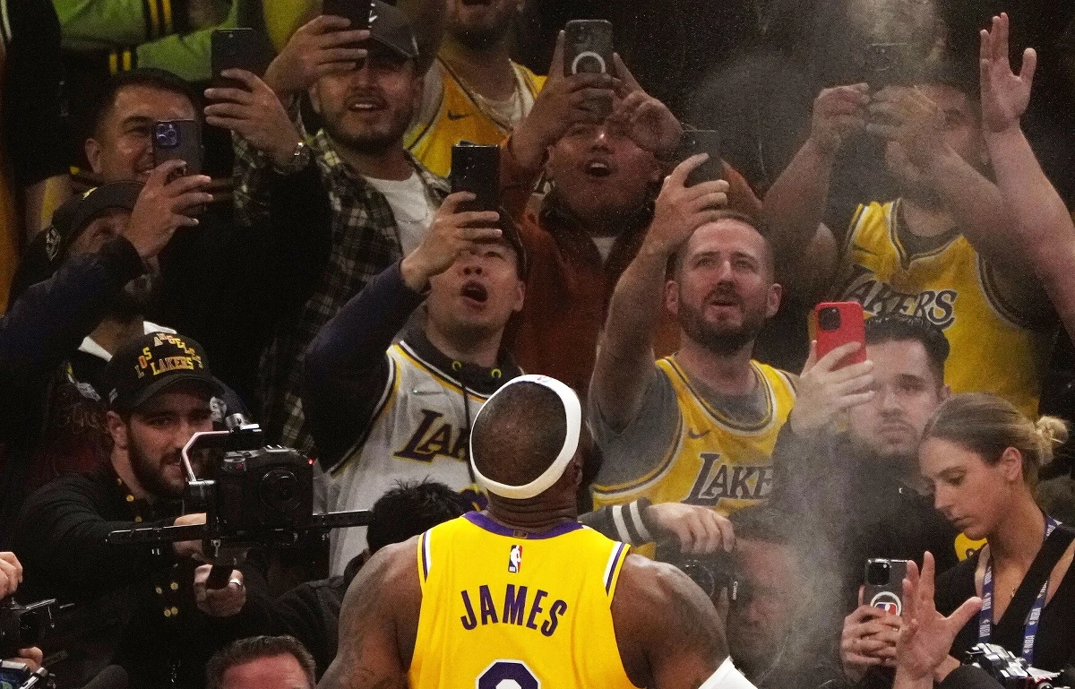 "Być może ludzie są zbulwersowani, że zamiast podziwiać ten historyczny moment sportowy, ktoś jest przyklejony do telefonu" - powiedział Aleksandrze Filipek w internetowym Radiu RMF24 Maciej Jagaciak z Polskiego Towarzystwa Studiów nad Przyszłością, ekspert od nowych technologii w 4CF, o symbolicznym zdjęciu obrazującym moment pobicia rekordu wszechczasów LeBrona Jamesa w liczbie zdobytych punktów w koszykarskiej NBA. Rekord ten został uwieczniony na zdjęciu, na którym widać, jak w czasie rzutu zdecydowana większość osób na trybunach nagrywa ten moment telefonem komórkowym. Maciej Jagaciak mówił m.in. o tym, czy ten fotograficzny znak czasów powinien nas oburzać.