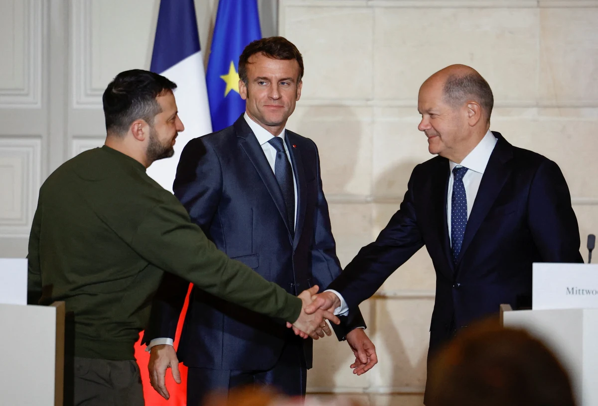 Będziemy wspierać Ukrainę aż do jej zwycięstwa, Rosja nie może zwyciężyć - powiedział prezydent Francji Emmanuel Macron przed spotkaniem w Paryżu z Wolodymyrem Zełenskim i kanclerzem Niemiec Olafem Scholzem. Prezydent Ukrainy złożył dziś wizytę w Londynie, skąd późnym wieczorem przyleciał do francuskiej stolicy. Stamtąd w czwartek rano uda się do Brukseli.