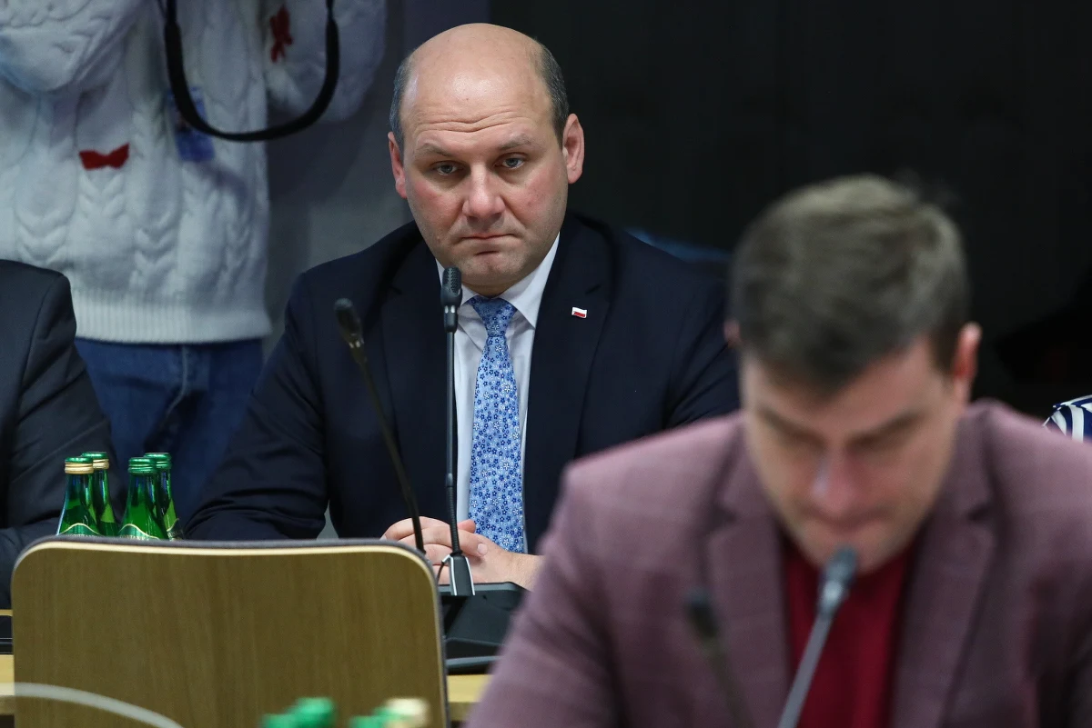 "Główne kamienie milowe dotyczące praworządności wydają się spełnione" - nieoficjalnie przekazał RMF FM wysoki rangą urzędnik Komisji Europejskiej, komentując środowe przyjęcie przez Sejm ustawy o Sądzie Najwyższym. A to oznacza, że pierwsza płatność w ramach Krajowego Planu Odbudowy będzie w końcu możliwa. Bruksela chwali także ministra Szynkowskiego vel Sęka za wykonaną pracę i "konstruktywne podejście".