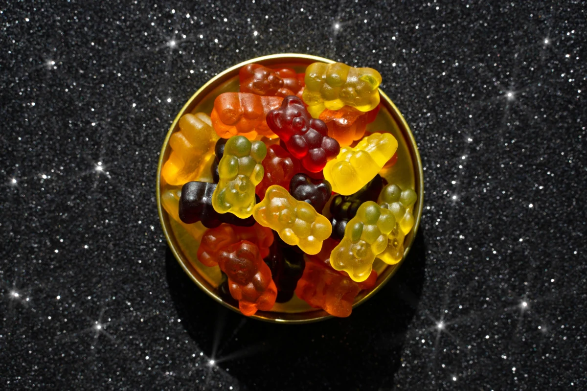 Policjanci z warszawskich Bielan zatrzymali 17-latka. Podczas interwencji psiknął jednemu z policjantów gazem w twarz. Po przeszukaniu jego mieszkania okazało się, że miał całą "aptekę" narkotyków w tym, m.in. ponad 70 gramów haszyszu ponad 190 tabletek z MDMA oraz żelki zawierające haszysz.
