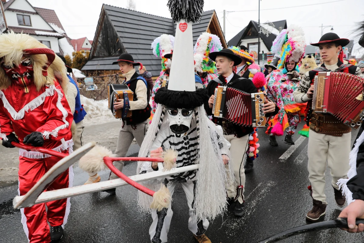 W Bukowinie Tatrzańskiej rozpoczyna się 51. Góralski Karnawał. Podczas imprezy grupy kolędnicze z całej Polski będą rywalizowały o główne trofeum - statuetkę Złotego Turonia. Na scenie Domu Ludowego będą także popisy tańca zbójnickiego. W niedzielę, na zakończenie imprezy, odbędą się wyścigi góralskich zaprzęgów konnych.
