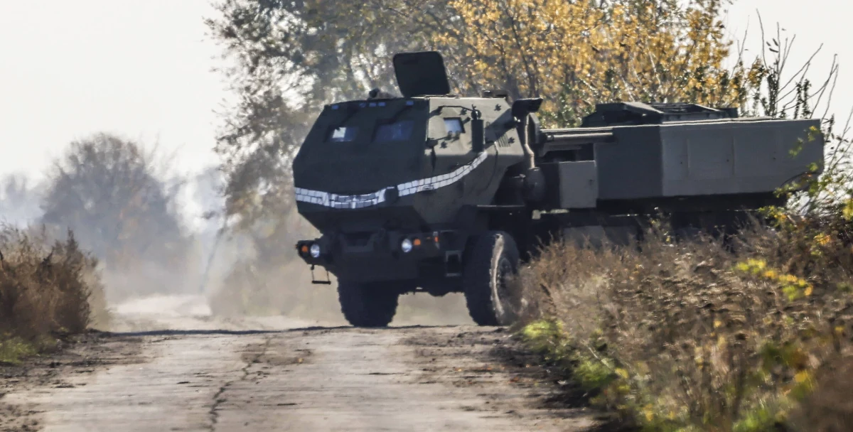 Pierwsze 18 wyrzutni HIMARS będzie osadzone na amerykańskich podwoziach, następne będą na polskich podwoziach Jelcz - powiedział PAP rzecznik Agencji Uzbrojenia ppłk Krzysztof Płatek, pytany o wyrażoną we wtorek przez USA zgodę na sprzedaż Polsce 484 wyrzutni rakiet HIMARS.