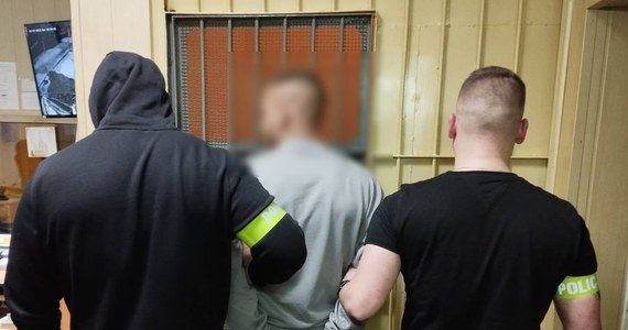 Znany zawodnik tak zwanych freak fightów został zatrzymany w Gdańsku. Jak nieoficjalnie dowiedział się reporter RMF FM, mężczyzna ma spędzić 2 lata w więzieniu. Był poszukiwany do odbycia wyroku za oszustwa.