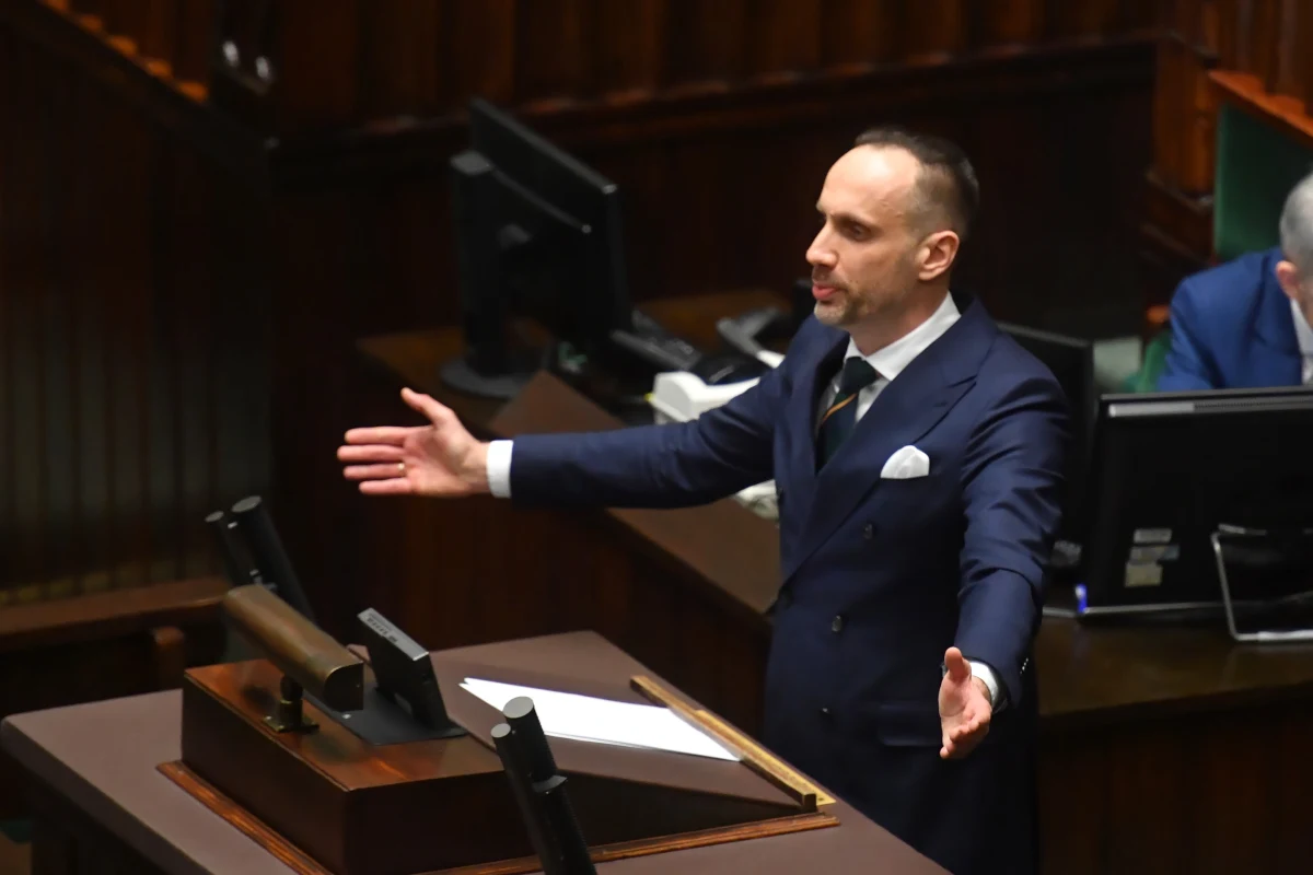 Posłowie Zjednoczonej Prawicy oklaskiwali w środę w Sejmie swoich ministrów. Mobilizował ich do tego Janusz Kowalski, wiceminister, polityk Solidarnej Polski. "Brawo minister Czarnek. Wstajemy. Brawo" - zachęcał z mównicy. 