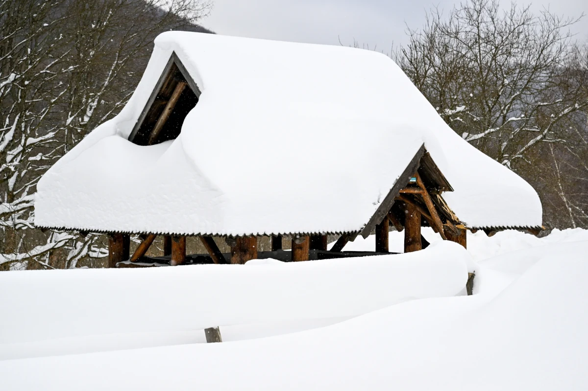 Aż 18 stopni poniżej zera odnotowano w czwartek rano w Bieszczadach. "W górnych partiach gór nadal obowiązuje trzeci stopień zagrożenia lawinowego" - przekazał ratownik dyżurny bieszczadzkiej grupy GOPR Jakub Dąbrowski.