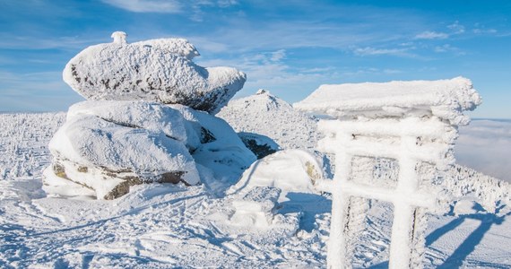 W górnych partiach Karkonoszy temperatura w czwartek rano wynosi minus 11 stopni Celsjusza. Na szlakach miejscami występuje lód i zaspy nawet do 120 cm. Obowiązuje drugi stopień zagrożenia lawinowego.