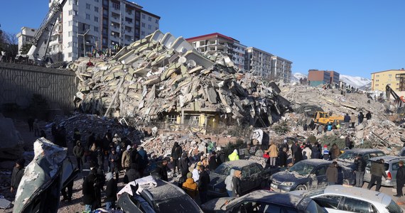 Już ponad 16 tysięcy osób zginęło w wyniku trzęsienia ziemi, które dotknęło południowo-wschodnią Turcję i północną Syrię. Są też jednak dobre informacje – tak jak ta z prowincji Hatay. Tam po 60 godzinach od katastrofy wyciągnięto spod gruzów dziecko, które urodziło się 20 dni temu.