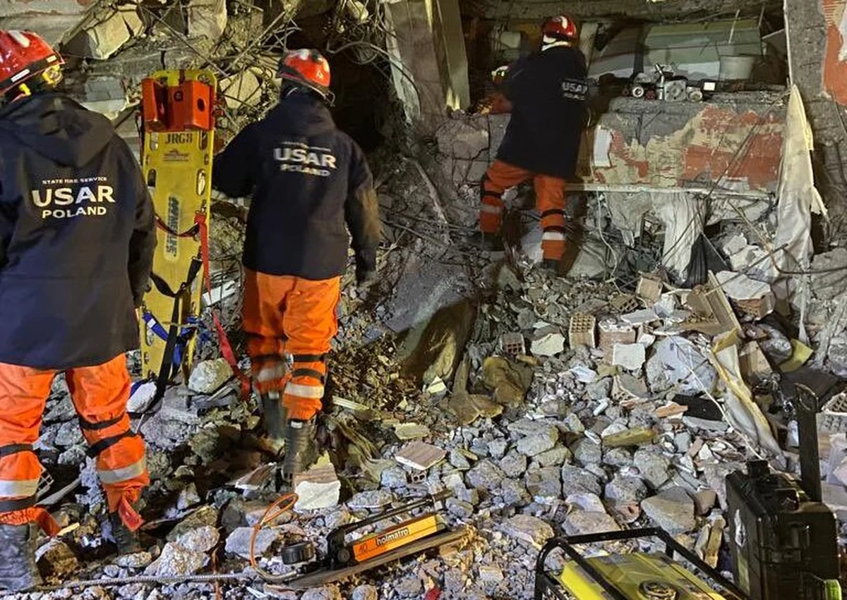 Polscy strażacy z grupy poszukiwawczo-ratowniczej HUSAR, działający w ponad 70-tysięcznym mieście Besni, w czwartek rano wydobyli spod gruzów jedenastą żywą osobę. Informację w mediach społecznościowych przekazał Komendant Główny Państwowej Straży Pożarnej Andrzej Bartkowiak.