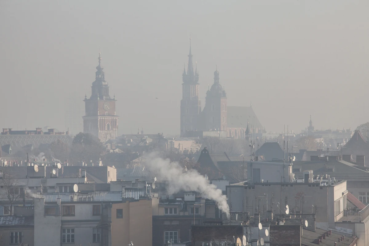 Do północy w Krakowie obowiązuje drugi stopień zagrożenia zanieczyszczeniem powietrza – poinformowało Centrum Zarządzania Kryzysowego. Dzisiaj lepiej odpuścić sobie uprawianie sportu na otwartej przestrzeni  