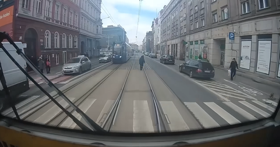 To postawa godna naśladowania. Motorniczy wrocławskiego MPK pomógł staruszce zagubionej na ruchliwej ulicy. Kobieta przeszła przez torowisko tramwajowe, a potem szła pasem przeznaczonym dla samochodów. Wyglądało to niebezpiecznie.