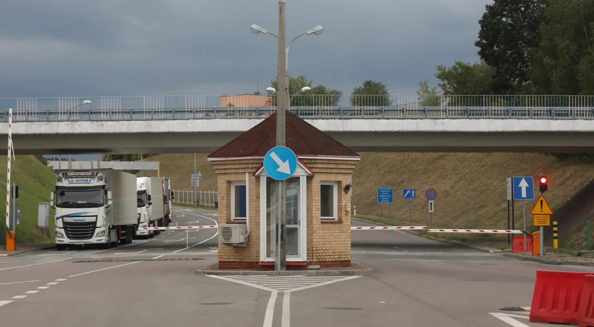 Z uwagi na ważny interes bezpieczeństwa państwa zdecydowałem o zawieszeniu do odwołania ruchu na polsko-białoruskim przejściu granicznym w Bobrownikach - poinformował w czwartek szef MSWiA Mariusz Kamiński. Według źródeł dziennikarza RMF FM, to odpowiedź na skazanie Andrzeja Poczobuta i inne działania reżimu białoruskiego wobec mniejszości polskiej. 