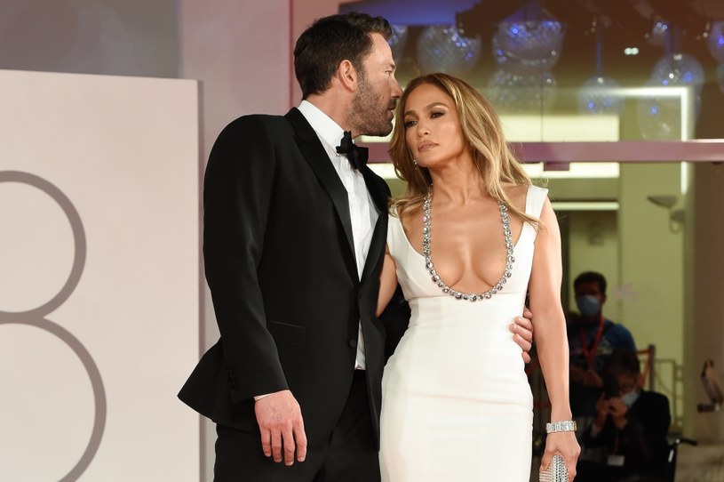 Ben Affleck stał się bohaterem żartów po gali Grammy. Wszystko z powodu jego wyrazu twarzy na wielu zdjęciach oraz podczas transmisji telewizyjnej wydarzenia. Sieć obiegło również nagranie, na którym Affleck dyskutuje z Jennifer Lopez na temat jego zachowania. Wokalistka krótko skomentowała całą sytuację na Instagramie. 