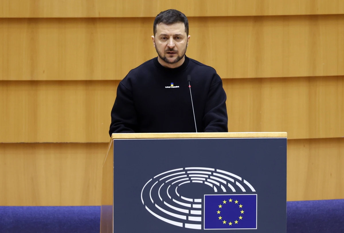 Owacją na stojąco powitano Wołodymyra Zełenskiego w brukselskiej siedzibie Parlamentu Europejskiego. Ukraiński prezydent kontynuuje swoją podróż po Europie, by w czarnej godzinie, gdy ofensywa rosyjska przybiera na sile, zdobyć poparcie zachodnich przywódców i skłonić ich do podjęcia zdecydowanych działań. Zełenski zabiega o broń, czołgi, samoloty, artylerię i pomoc humanitarną. Bo tylko to pozwoli wygrać Ukraińcom nierówną walkę.