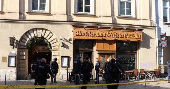 W Krakowie w jednym z lokali przy ulicy Sławkowskiej doszło do strzelaniny. Nie żyje młody mężczyzna, drugi jest w szpitalu. To były zupełnie przypadkowe ofiary - wynika z nieoficjalnych informacji RMF FM. Sprawca został schwytany. 
