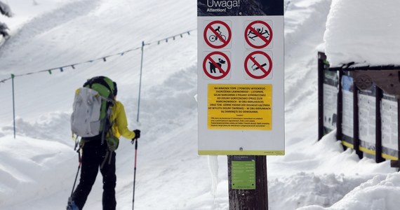 Prawdopodobnie już jutro znów będzie można wędrować nad Morskie Oko w Tatrach. Po ostatnich dużych opadach śniegu droga była zamknięta ze względu na zagrożenie lawinowe. W trzech miejscach na szlak, którym wędrują zazwyczaj tłumy turystów, zeszły lawiny, w tym jedna olbrzymia. Dzisiaj pługi pojechały udrożnić przejazd, ale tylko do pierwszego lawiniska.
