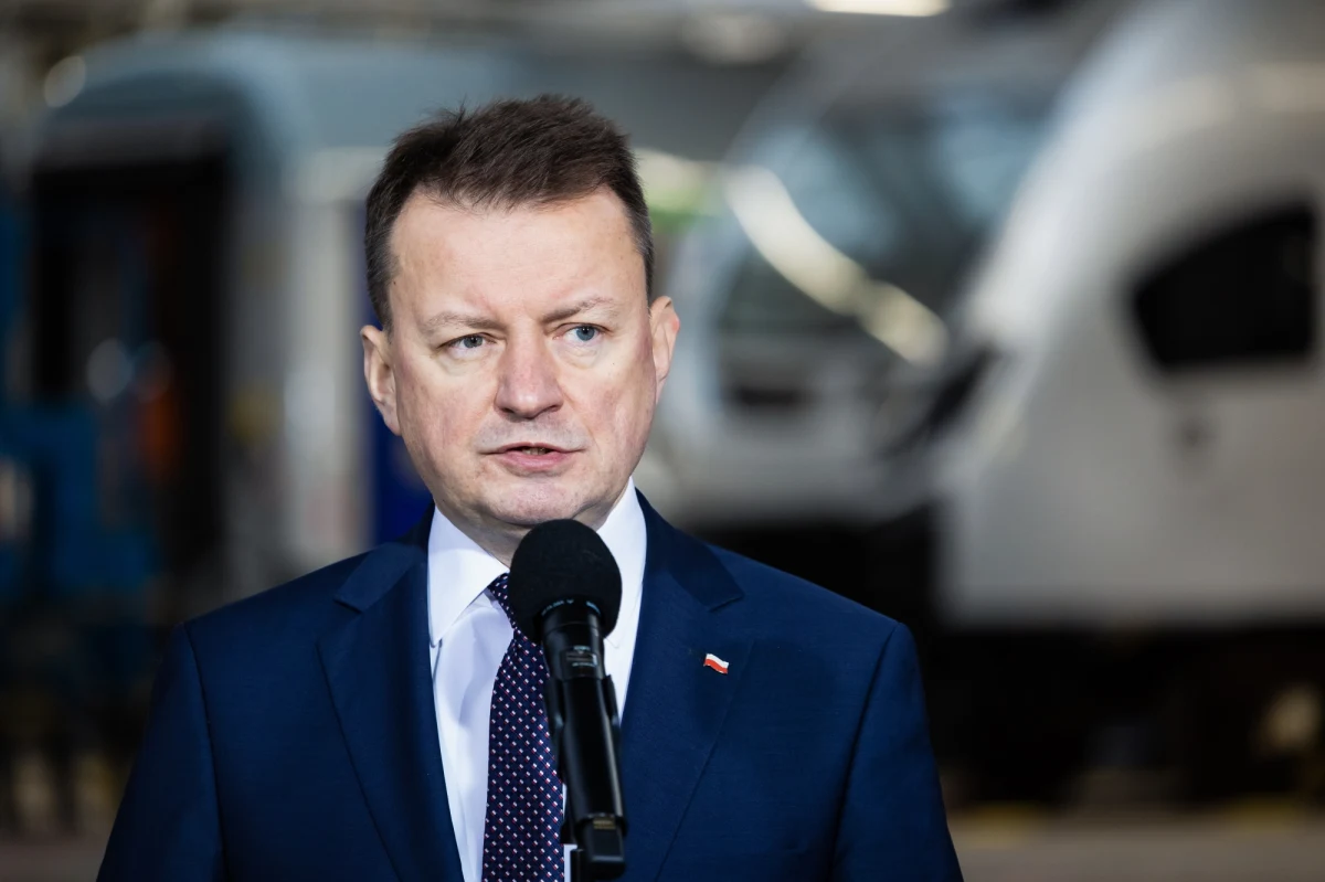 Polskie Ministerstwo Obrony Narodowej ma ambitne plany stworzenia największej lądowej armii w Europie. Rząd organizuje kolejne zakupy sprzętu wojskowego. Tymczasem przedstawiciele opozycji mają wątpliwości, czy w związku z falą rezygnacji ze służby, będziemy mieć wystarczająco dużo personelu do obsługi nowej broni.