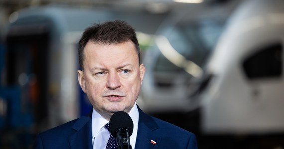 Polskie Ministerstwo Obrony Narodowej ma ambitne plany stworzenia największej lądowej armii w Europie. Rząd organizuje kolejne zakupy sprzętu wojskowego. Tymczasem przedstawiciele opozycji mają wątpliwości, czy w związku z falą rezygnacji ze służby, będziemy mieć wystarczająco dużo personelu do obsługi nowej broni.