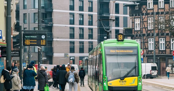 Jak przemieszczają się mieszkańcy oraz co myślą o możliwościach komunikacyjnych w Poznaniu. Sprawdzić to mają naukowcy Uniwersytetu im. Adama Mickiewicza. Prawie do końca miesiąca potrwa szeroko zakrojone badanie mobilności, podróżowania i zachowań transportowych w aglomeracji poznańskiej. 