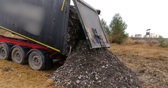 Kierowca ciężarówki próbował przejechać inspektorów Wojewódzkiego Inspektoratu Ochrony Środowiska. Inspektorzy za pomocą drona kontrolowali teren nieczynnej piaskowni w miejscowości Żeleźnik koło Strzelina na Dolnym Śląsku.