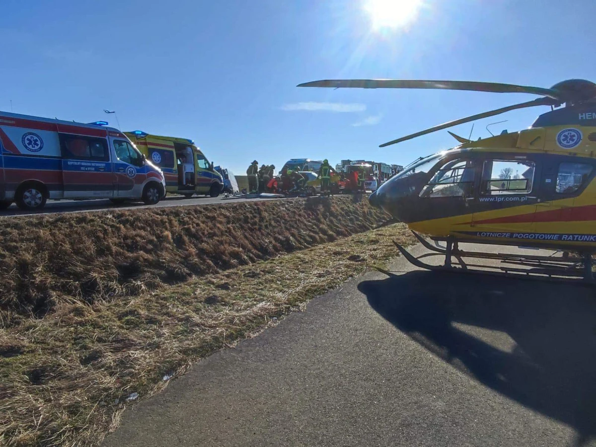 Dwie osoby w wieku 74 lat zginęły w wyniku czołowego zderzenia busa z samochodem osobowym. Droga wojewódzka nr 414 jest zablokowana.