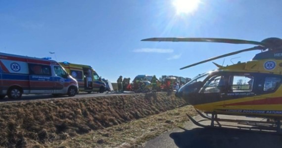 Dwie osoby w wieku 74 lat zginęły w wyniku czołowego zderzenia busa z samochodem osobowym. Droga wojewódzka nr 414 jest zablokowana.