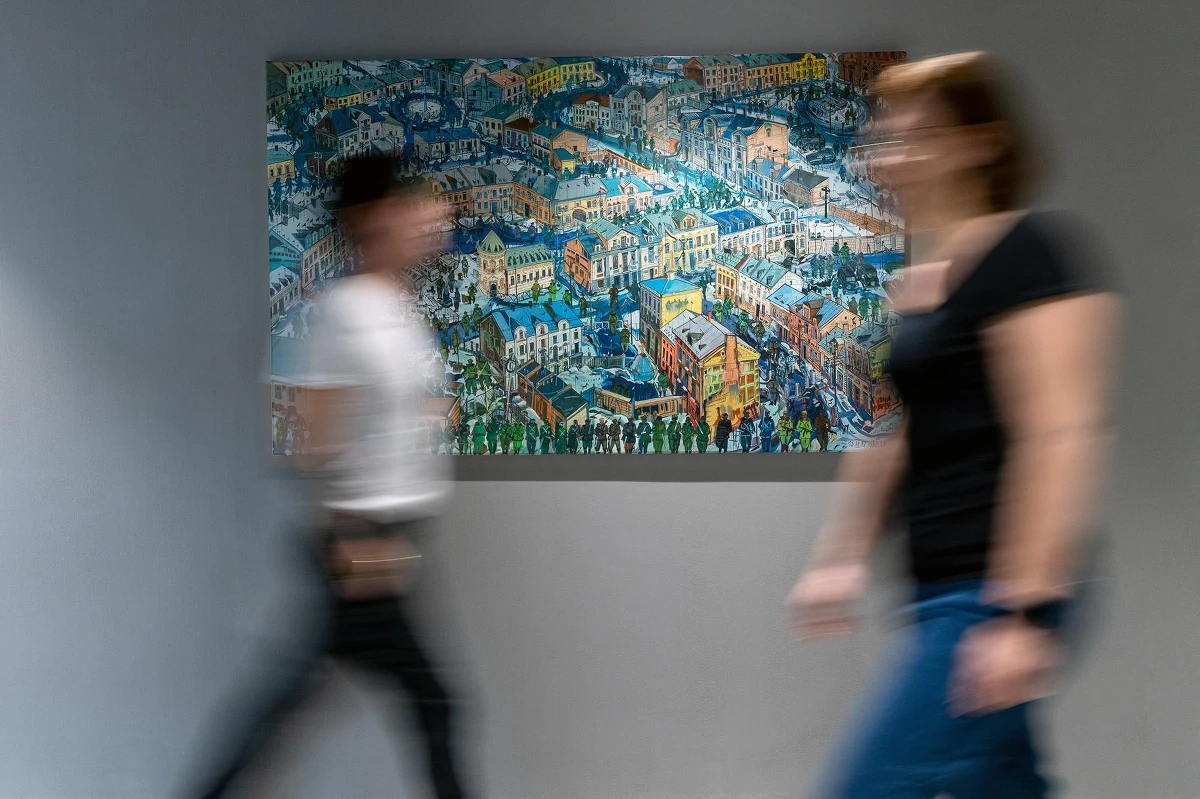 Kampus Akademii Górniczo-Hutniczej w Krakowie zamienia się w przestrzeń wystawową obrazów z Kolekcji Muzeum Sztuki Współczesnej w Krakowie MOCAK. Dzieła  zreprodukowano w formie wydruków na płótnie. Każdy obraz ma polsko-angielski opis stanowiący jego interpretację i odnoszący dzieło do twórczości danego artysty. 