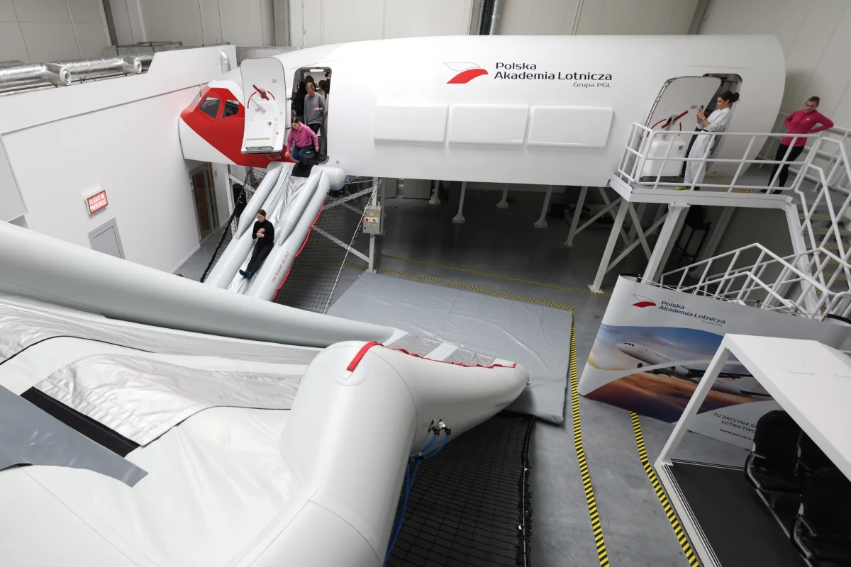 Polska Akademia Lotnicza uruchomiła Centrum Symulatorowe dla załóg pokładowych. Personel samolotu będzie mógł się wziąć udział w realistycznych szkoleniach, tak aby być przygotowanym na niebezpieczne sytuacje - powiedziała Agata Smuk dyrektor ds. szkolenia personelu pokładowego PLL LOT.
