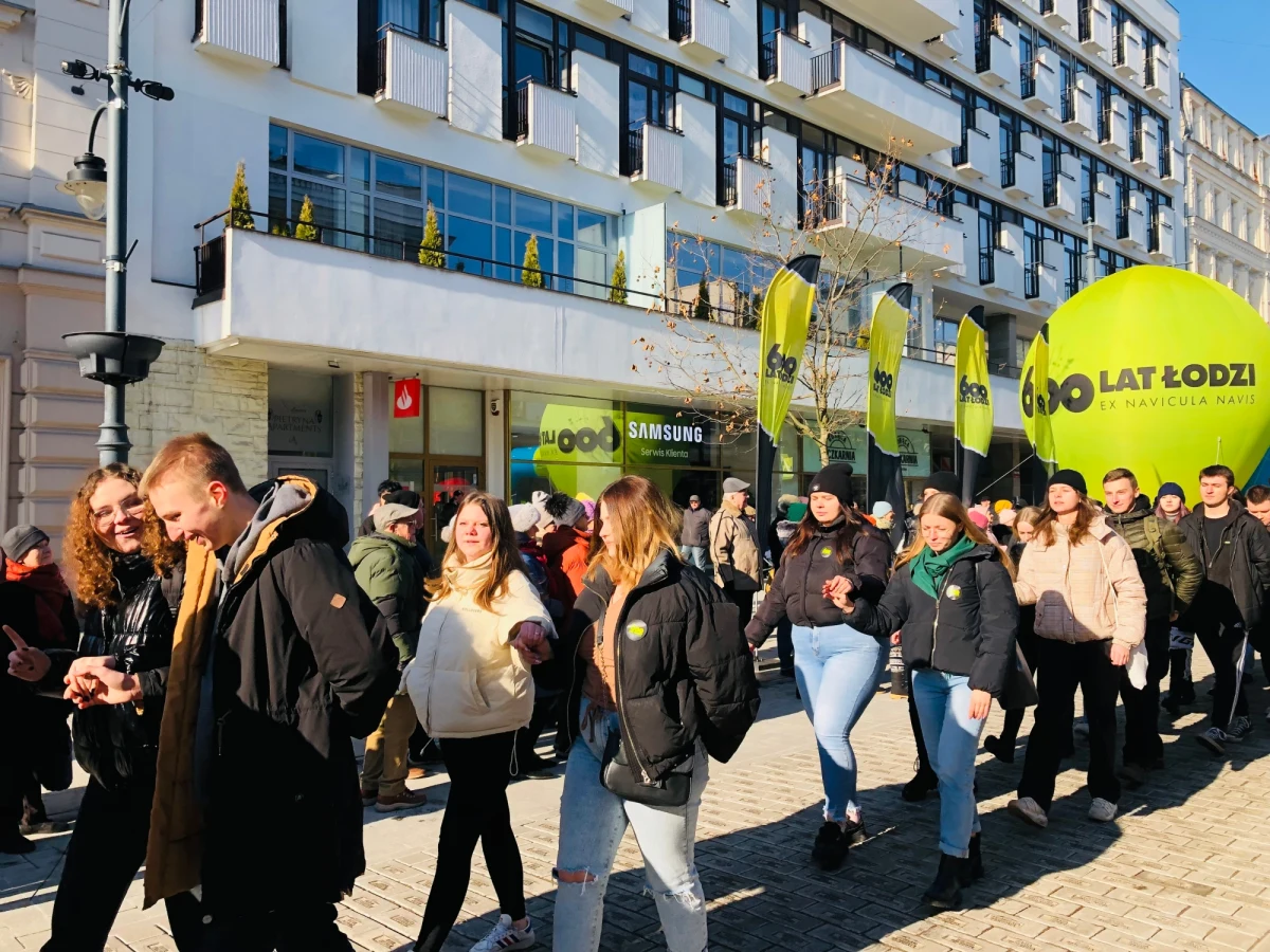 Poloneza czas zacząć... - ten tradycyjny taniec w wykonaniu łódzkich maturzystów powrócił na ulicę Piotrkowską. Zwyczaj musiał być zawieszony na czas pandemii, ale dziś (9 lutego) znów można było podziwiać młodych ludzi w eleganckich pozach "chodzonego".