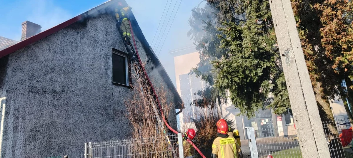 Jedna osoba została poszkodowana w pożarze domu jednorodzinnego w Stanicy w powiecie gliwickim. Ewakuowano uczniów z pobliskiej szkoły. 