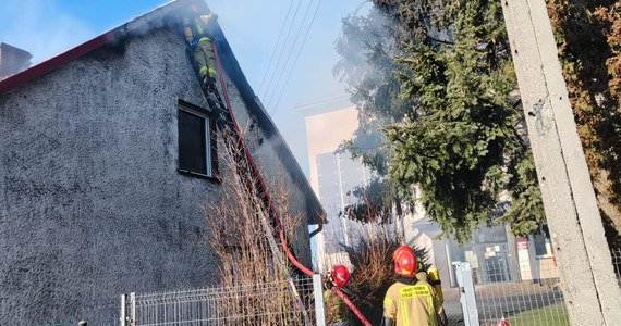 Jedna osoba została poszkodowana w pożarze domu jednorodzinnego w Stanicy w powiecie gliwickim. Ewakuowano uczniów z pobliskiej szkoły. 