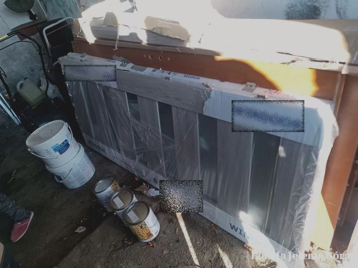 Co najmniej 2 kradzieże z włamaniem do różnych obiektów zarzucają jeleniogórscy policjanci 35-latkowi, która prowadził swoją działalność na terenie powiatu karkonoskiego. Łączne straty oszacowano na niecałe 20 tysięcy zł. Zatrzymanemu grozi nawet 10 lat pozbawienia wolności.