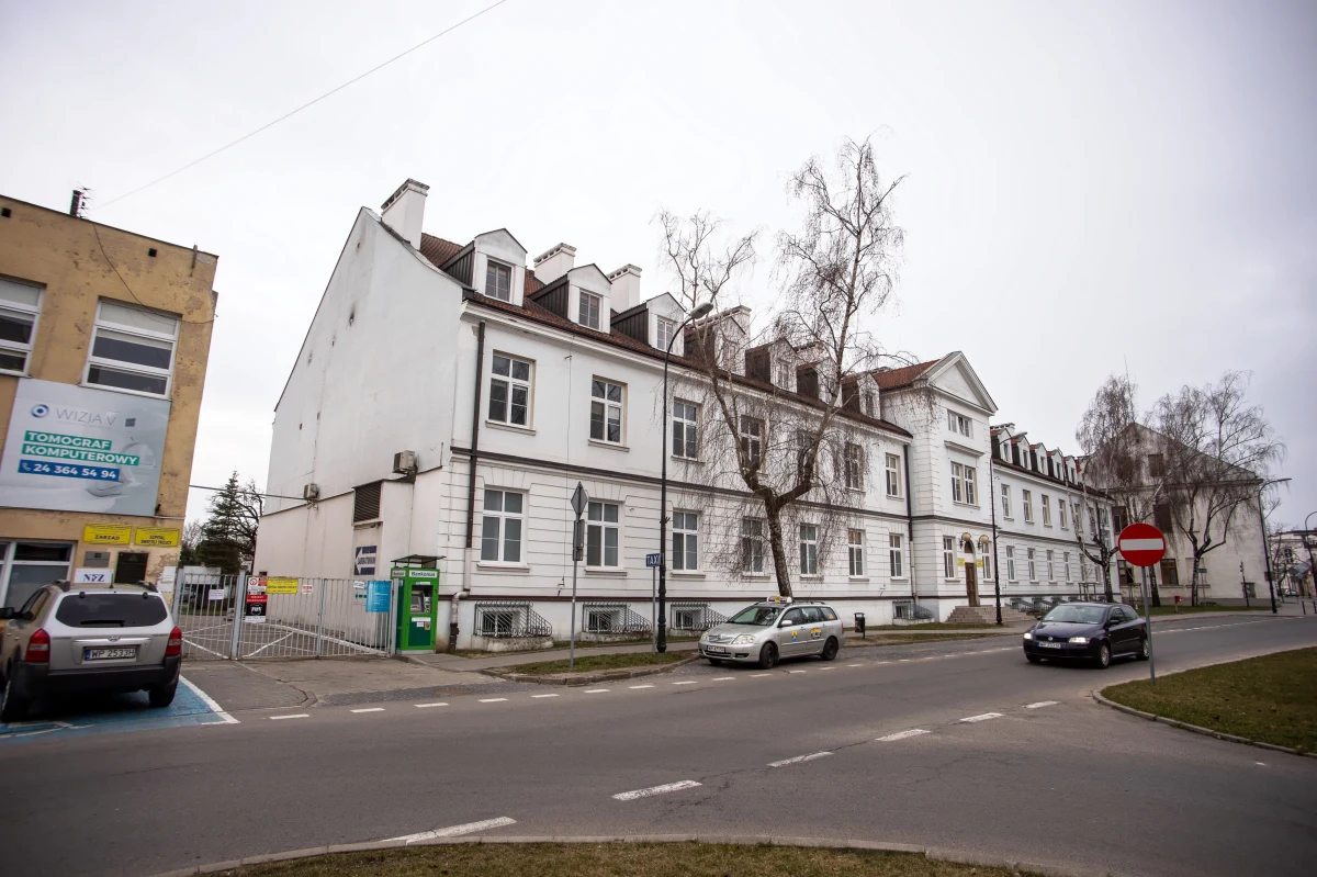 Akademia Mazowiecka zgłosiła do samorządu Płocka zainteresowanie zakupem Płockiego Zakładu Opieki Zdrowotnej, spółki gminnej. Propozycja związana jest z uruchomieniem na uczelni kierunku lekarskiego oraz rozwojem kształcenia na kierunkach pielęgniarstwo i położnictwo - poinformował Urząd Miasta.