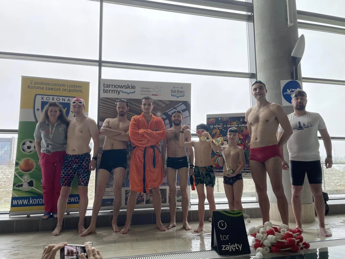 Michał Mazurkiewicz jest mistrzem świata w podwodnych szachach. Wpadł na nietypowy pomysł i poszedł krok dalej w swojej szachowej karierze. Postanowił rozegrać podwodną symultanę. Naprzeciw niemu zanurzyło się sześciu rywali.