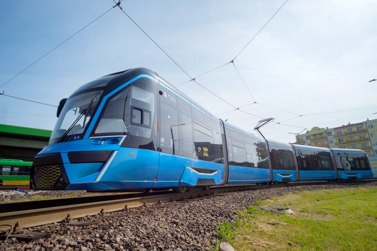 Jest szansa, że dwa kolejne tramwaje dwukierunkowe powiększą szczeciński tabor. Urzędnicy ujawnili jaka oferta wpłynęła w przetargu na zakup pojazdów. Propozycja cenowa producenta mieści się w widełkach założonych przez miasto.