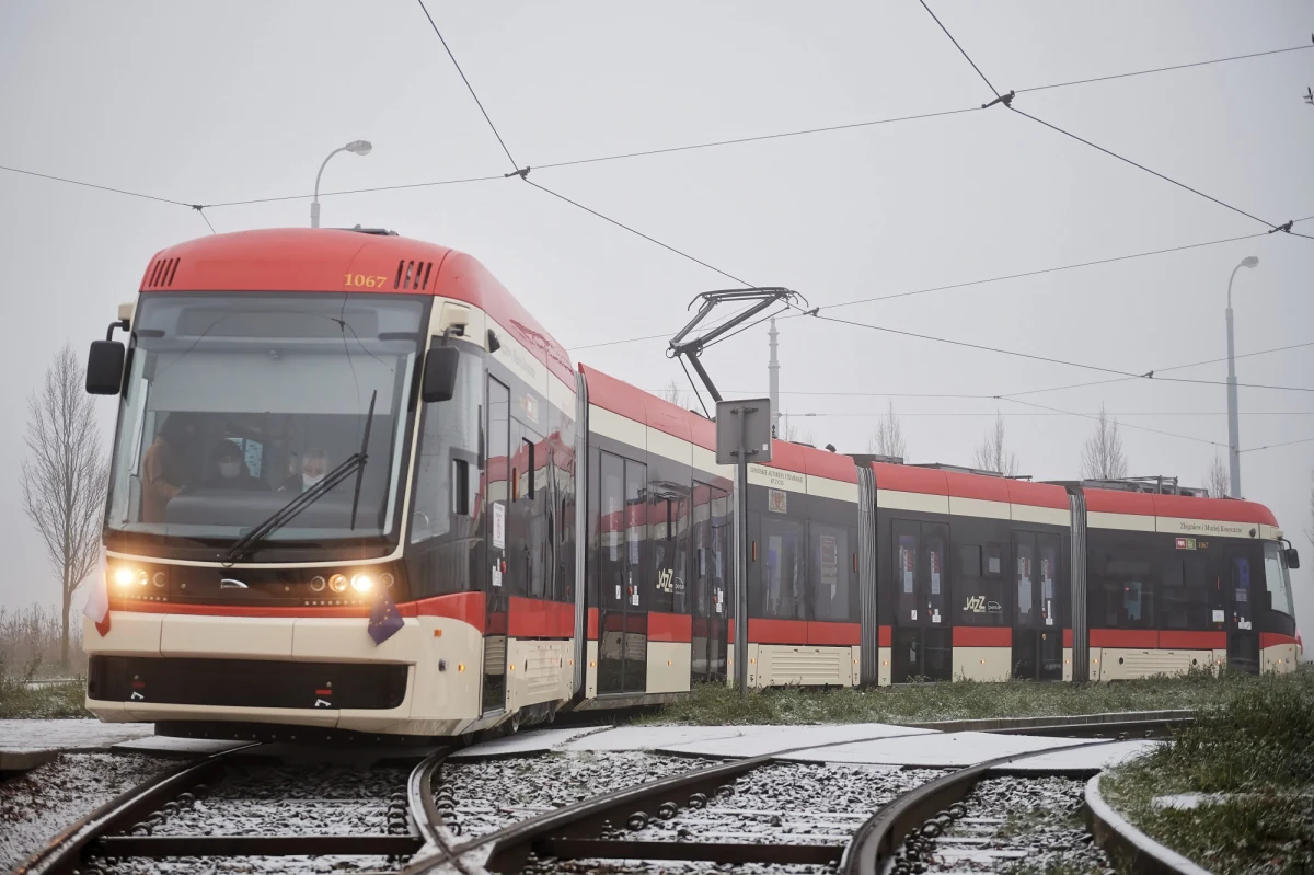 Gdańscy i sopoccy radni w czwartek w trakcie sesji miejskich rad ustalili maksymalne ceny biletów za komunikację miejską. Władze podwyżkę argumentują m.in. inflacją, podwyższeniem minimalnego wynagrodzenia oraz wzrostem cen energii.