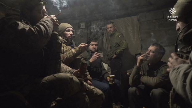  Korespondent Polsat News w Ukrainie Mateusz Lachowski dotarł do Bachmutu, w którym od wielu tygodni toczą się najcięższe walki. Rosjanie cały czas ostrzeliwują miasto. Ukraińcy nie tylko cały czas się bronią, ale i przeprowadzają kontruderzenia. - Mają świetną motywację, natomiast problemem jest ewidentnie liczba sprzętu - artylerii, moździerzy, którą mają Rosjanie. Ukraińcy mają tego wszystkiego mniej, mają też problem z amunicją - przekazał Lachowski.