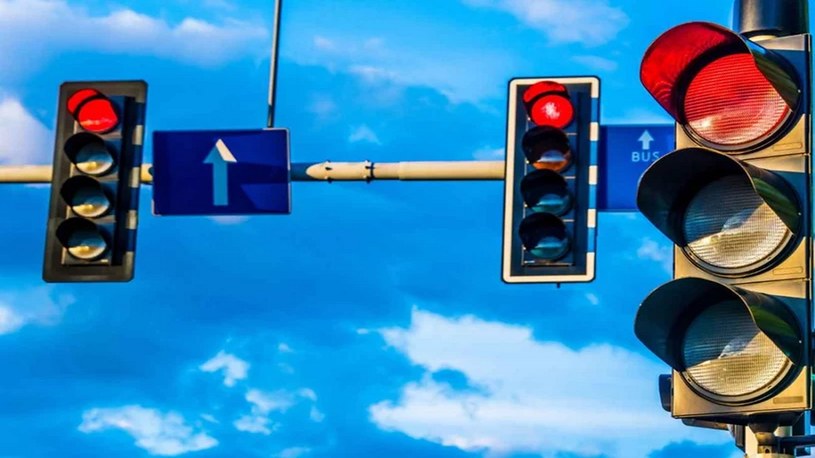 Sygnalizacja drogowa z trzema światłami to standard w wielu krajach. Jednak niebawem oprócz światła czerwonego, żółtego i zielonego ma pojawić się również... białe. Naukowcy mówią o wielkiej rewolucji na drogach.