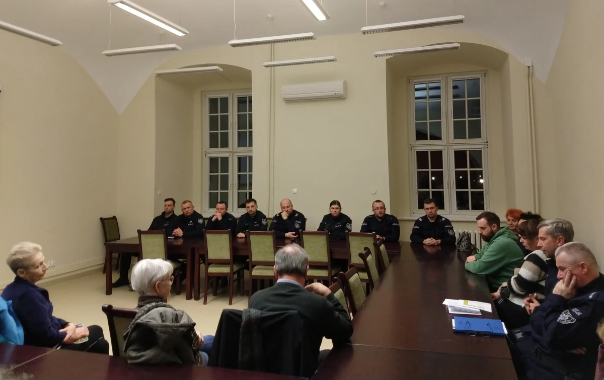 Nocne hałasy i zagrożenia związane ze spożywaniem alkoholu to główne problemy zgłaszane przez mieszkańców podczas corocznego spotkania policji i Rady Osiedla Stare Miasto podsumowującego miniony rok. W związku z nawarstwianiem się problemów mieszkańcy zwrócili się do pomoc do funkcjonariuszy.