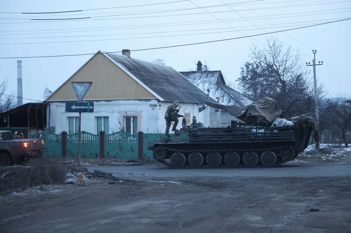 "Nowa rosyjska ofensywa na szeroką skalę przeciwko Ukrainie już się rozpoczęła, w Donbasie trwają duże walki" - oświadczył Mychajło Podolak, doradca prezydenta Ukrainy Wołodymyra Zełenskiego, cytowany w czwartek przez portal RBK-Ukraina.