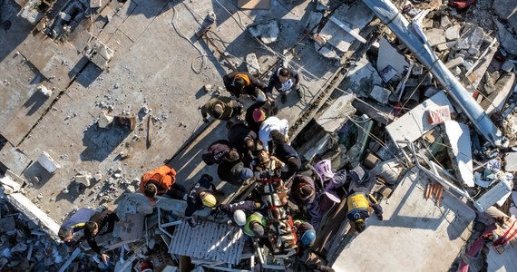 Dwuletni chłopiec z Antiochii w południowej Turcji, gdzie w poniedziałek doszło do tragicznego w skutkach trzęsienia ziemi, został uratowany z ruin zniszczonego budynku. Dziecko przeżyło, chociaż spędziło pod gruzami niemal 80 godzin – poinformowała brytyjska telewizja Sky News.