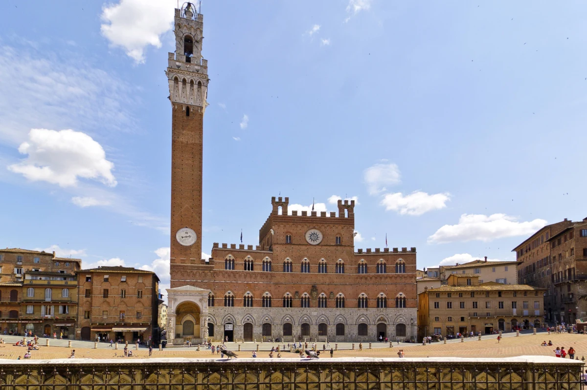 Od wczorajszego wieczora trwa aktywność sejsmiczna w rejonie Sieny we Włoszech. W ciągu prawie doby zanotowano tam około 80 wstrząsów, z których najsilniejszy miał magnitudę 3,5. W mieście doszło do paniki, a wiele osób boi się wrócić do swoich domów - informują włoskie media. W ramach prewencji zamknięto szkoły, niektóre urzędy i sąd.