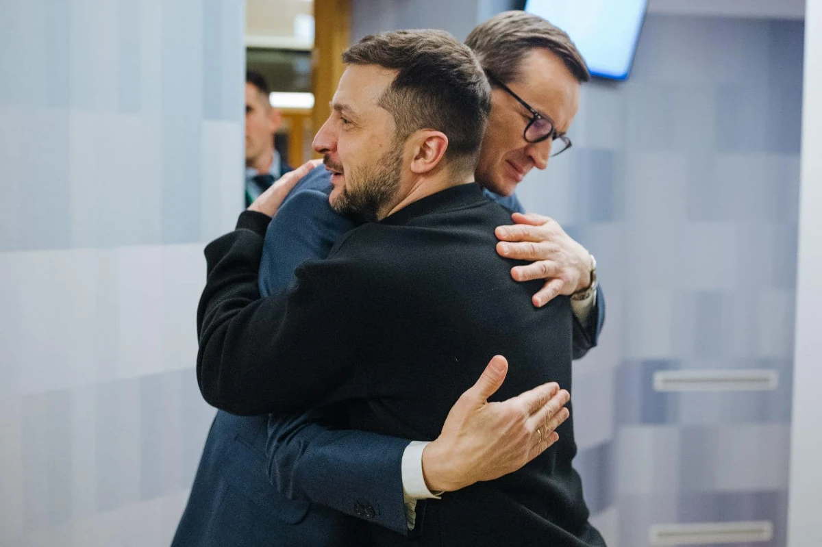 "Sojusznicy i przyjaciele" - napisał na Twitterze premier Mateusz Morawiecki o spotkaniu z prezydentem Ukrainy Wołodymyrem Zełenskim. Polski premier spotkał się z ukraińską głową państwa w czasie nadzwyczajnego szczytu UE w Brukseli.