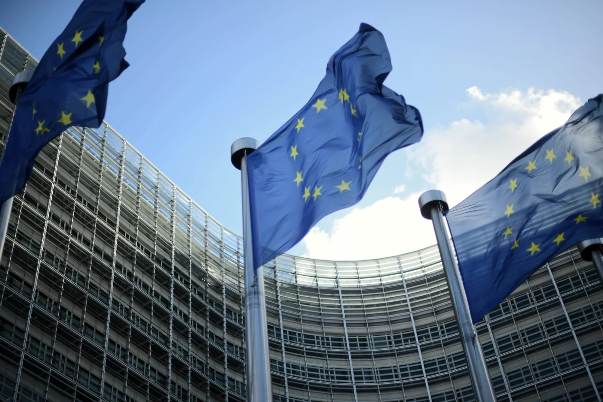 "Moje dzisiejsze rozmowy w Komisji Europejskiej potwierdzają, że KE pozytywnie ocenia projekt ustawy o Sądzie Najwyższym, który został wczoraj przyjęty przez Sejm" - powiedział w rozmowie z korespondentką RMF FM w Brukseli minister ds. europejskich Szymon Szynkowski vel Sęk.