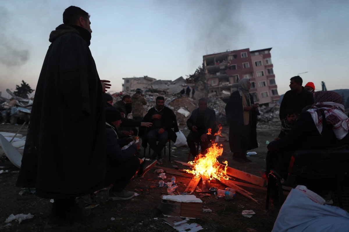 Według najnowszych doniesień w wyniku kataklizmu zginęło co najmniej 21 719 osób, z czego 18 342 w Turcji i 3377 w Syrii. Niemal 75,6 tys. mieszkańców obu krajów zostało rannych - powiadomiła Sky News za tureckimi i syryjskimi źródłami rządowymi oraz przedstawicielami rebeliantów z północno-zachodniej Syrii.