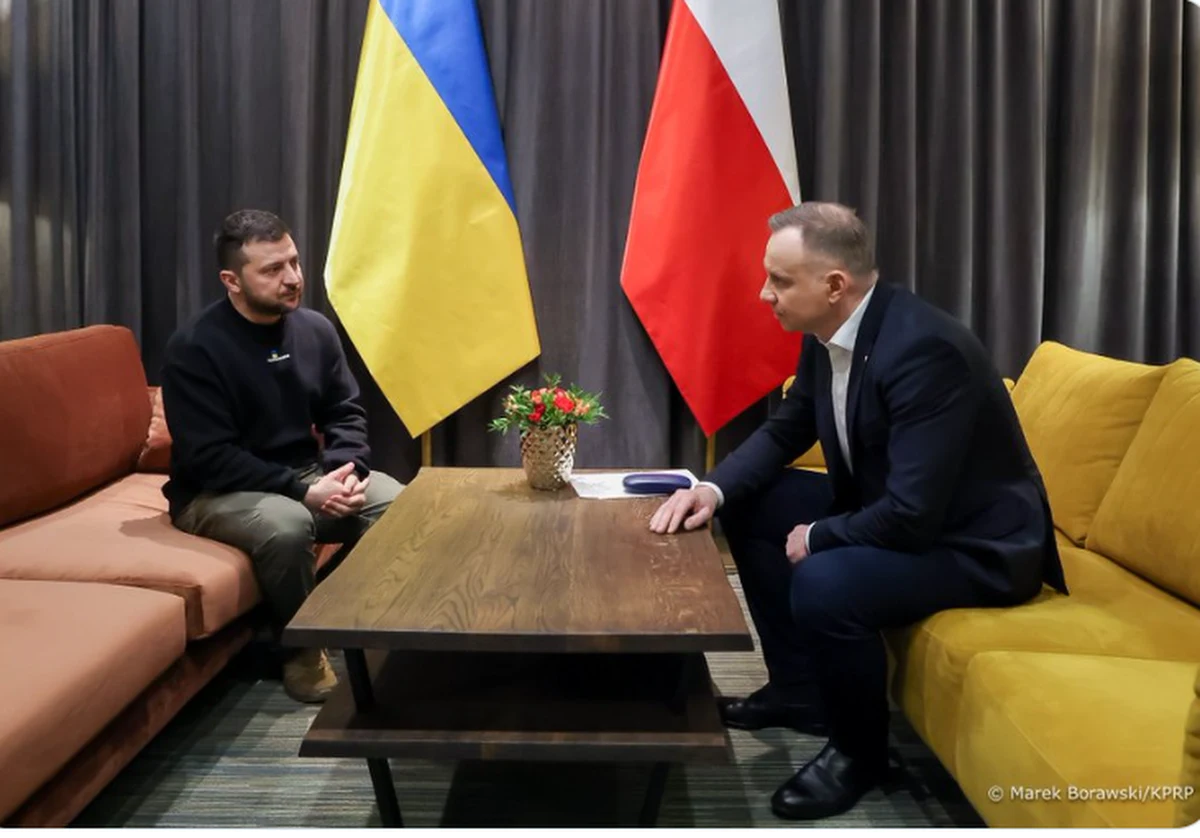 Wczoraj późnym wieczorem w Rzeszowie doszło do spotkania prezydentów Polski i Ukrainy - informuje kancelaria Andrzeja Dudy i umieszcza w sieci nagranie z powitania na podkarpackim lotnisku. 