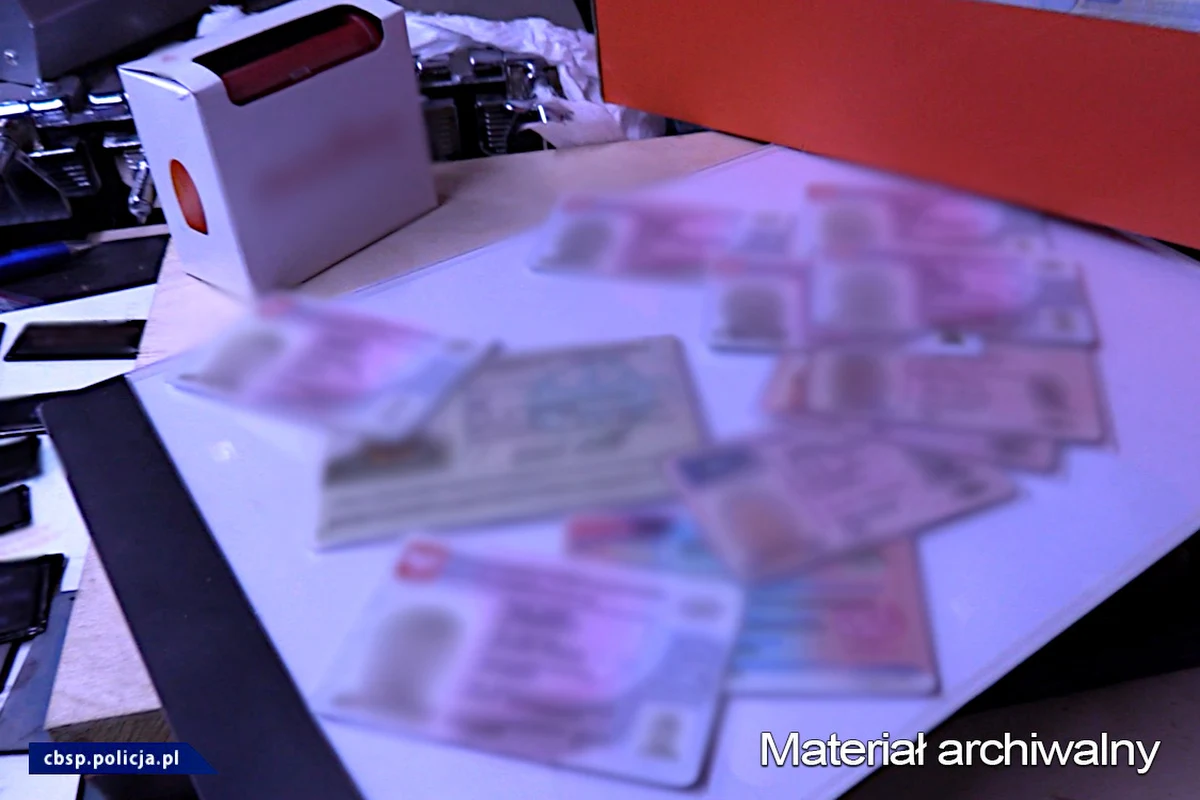 Funkcjonariusze świętokrzyskiego CBŚP zatrzymali kolejnych pięć osób, podejrzanych o podrabianie dokumentów. Jak informuje policja za kilkaset złotych zatrzymani byli w stanie „załatwić” niemal każdy dokument. Śledztwo w tej sprawie nadzoruje Prokuratura Regionalna w Warszawie.