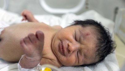 Aya urodziła się w czasie trzęsienia. Tysiące ludzi chcą ją adoptować