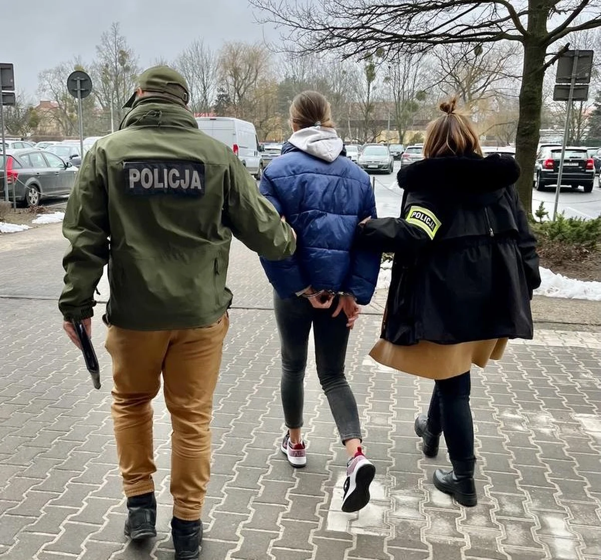 Wielkopolscy policjanci zatrzymali cztery osoby, które oszukiwały przy sprzedaży węgla przez Internet. Sprzedający oferowali towar, którego nie mieli. Po zainkasowaniu części pieniędzy zrywali kontakt z nabywcą.
