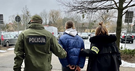 Wielkopolscy policjanci zatrzymali cztery osoby, które oszukiwały przy sprzedaży węgla przez Internet. Sprzedający oferowali towar, którego nie mieli. Po zainkasowaniu części pieniędzy zrywali kontakt z nabywcą.
